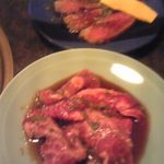 武石 - 手前：カルビ(1,000円)、奥：特上カルビ(1,600～2,800円)