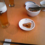 希須林 - ビールと各テーブルに置いてあるザーサイ