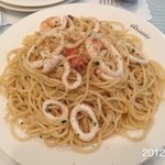 パスタ デ アリオスト - 2012.12.2(日)13時半訪問 いつものエビとイカのガーリックスパゲティ大＼(^o^)／