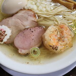 自家製麺 ら～めん かり屋 - 炙りチャーシュー&鴨チャーシュー&エビ&かつなりくん