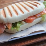 carlocco - 연어와 크림치즈, 타르타르 소스가 들어간 파니ーニ