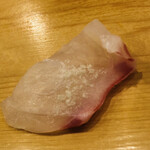 鮨 しゅん輔 - 真鯛に塩をトッピングします