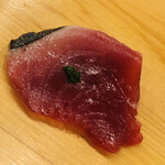 鮨 しゅん輔 - 気仙沼の戻り鰹。赤身なのに脂がすごい。煌めいております。これは悶絶級の美味さ！