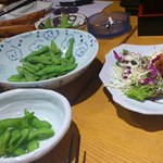 のみくい長屋 暁 - 枝豆とから揚げと海老春巻き（食べかけ）