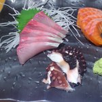 Nomikui Nagaya Akatsuki - 食べかけの刺身三種盛り＠８５０円（ヒラス、サーモン、タコ）