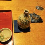 御料理 樋渡 - お酒：萩の絵柄の酒器、水