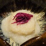 御料理 樋渡 - 先付：自家製厚揚げに蓮根のすり流し、紫色の菊の酢の物