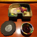 御料理 樋渡 - お造り：明石の鯛、北海道の本まぐろ、塩、醤油