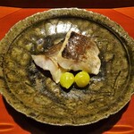 御料理 樋渡 - 焼物：長崎産かますの酒盗焼き、銀杏