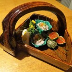 御料理 樋渡 - 八寸：鳥取の雲子、とんぶり、いくらの醤油漬け、薄切りの蕪で包んだ朧湯葉、菊花と青菜のお浸し