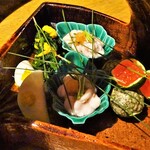 御料理 樋渡 - 八寸：鳥取の雲子、とんぶり、いくらの醤油漬け、薄切りの蕪で包んだ朧湯葉、菊花と青菜のお浸し