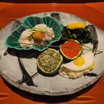 御料理 樋渡 - 八寸（取り分け後）：鳥取の雲子、とんぶり、いくらの醤油漬け、薄切りの蕪で包んだ朧湯葉、菊花と青菜のお浸し