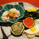 御料理 樋渡 - 八寸（取り分け後）：鳥取の雲子、とんぶり、いくらの醤油漬け、薄切りの蕪で包んだ朧湯葉、菊花と青菜のお浸し