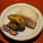 御料理 樋渡 - 香の物：茄子の唐辛子漬け、蕪