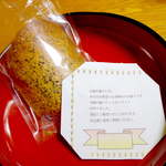 ニュー泊崎荘 - お茶菓子、くりちゃんチュイル（胡麻）。品の良い甘さで、次から次に手が出る焼き菓子