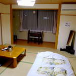 ニュー泊崎荘 - 部屋に入ってほっと一息。このとき、窓の外がオーシャンビューとは全く気付かなかった