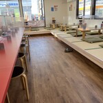 ラーメン もっけだの - カウンター席、小上がり席