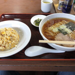 天華 - ラーメンセット、800円。