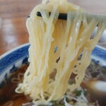 中國飯店 喜鶴 - 光沢のある麺