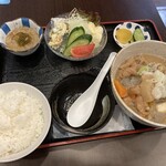 居酒屋 秀 - ホルモン煮込み定食