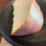 SIZZLE - 自家製フォカチャ 焼きたて。オリーブオイルといただきます。