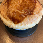 SIZZLE - 鮑のパイ包み焼き。 パイがサクサクで軽いんです。その中から鮑がごろごろと。 スープはさっぱりとコンソメかな？とても満足の一品でした。