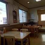 初代 - カウンター、テーブル、小上がりもありますね。20名以上のキャパです。