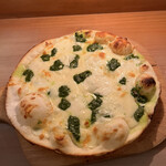 瀧商店 - チーズとバジルソースピザ