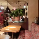 ３丁目のカレー屋さん  - 店内のテーブル席の風景です