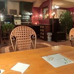 ３丁目のカレー屋さん  - 店内のテーブル席の風景です