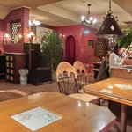 ３丁目のカレー屋さん  - 店内のテーブル席の風景です