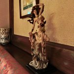 ３丁目のカレー屋さん  - 店内のテーブル席の風景です