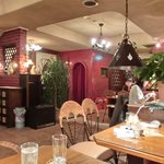 ３丁目のカレー屋さん  - 店内のテーブル席の風景です