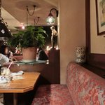 ３丁目のカレー屋さん  - 店内のテーブル席の風景です