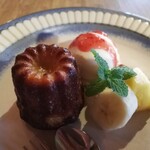 旅人カフェ ぐりーちね - カヌレ・ド・ボルドー　バニラアイス添え　480円