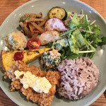 Matsuyama Cafe - たっぷりお野菜とお肉で食べ応えあるプレート。