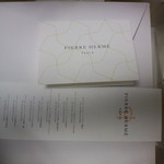 ピエール・エルメ・パリ - 案内もしっかり入っています。