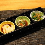 五郎八 - 2012.11 お通しの胡麻豆腐、ナマコ酢、セリのお浸し