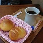 Pain et Cafe Yorozuya - あんぱん150円、ソーセージパン150円、コーヒー350円