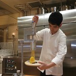 SUGALABO - 須賀洋介シェフ、モンブランを搾る