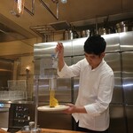 SUGALABO - 須賀洋介シェフ、モンブランを搾る