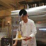 SUGALABO - 須賀洋介シェフ、モンブランを搾る