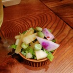 立飲・ビストロシン サンテ - お通し　カブ・フランス産そら豆・ヤーコン