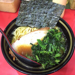 横浜家系ラーメン 宗八 - ご鎮座、ドン！大きめのチャーシューが特徴だと思う。肉厚もある。800円。