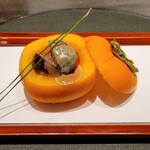 菅井 - 
      【先付】柿釜(中には黒いちぢく、ぶどう、苺、椎茸)胡麻だれ