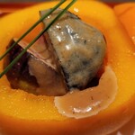 菅井 - 
      【先付】柿釜﻿(中には黒いちぢく、ぶどう、苺、椎茸)胡麻だれ