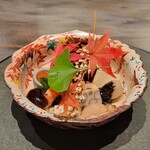 菅井 - 【盛り合わせ】いくら醤油漬け、大豆煮、あん肝、豆腐味噌漬け、蛸、海老芋胡麻だれ、むかご寄せ、鱈子しんじょう、牡蠣の藁燻し、赤蒟蒻白和え、海老、花豆、稲穂揚げ