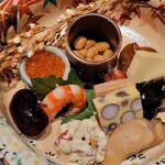 菅井 - 【盛り合わせ】いくら醤油漬け、大豆煮、あん肝、豆腐味噌漬け、蛸、海老芋胡麻だれ、むかご寄せ、鱈子しんじょう、牡蠣の藁燻し、赤蒟蒻白和え、海老、花豆、稲穂揚げ