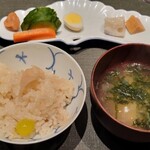 菅井 - 【今月の釜飯】銀杏と蓮根
      味噌汁、漬物