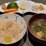 菅井 - 【今月の釜飯】銀杏と蓮根
      味噌汁、漬物